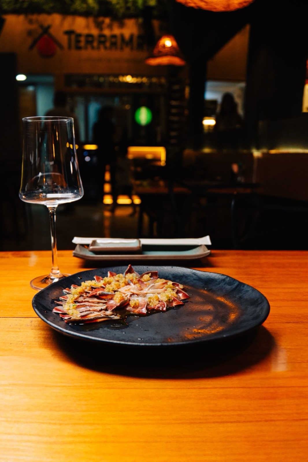 Imagem de um prato de comida japonesa servido no Terramaki