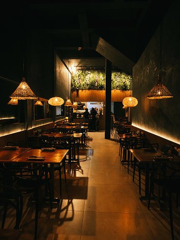 Salão principal do Terramaki com ambiente aconchegante